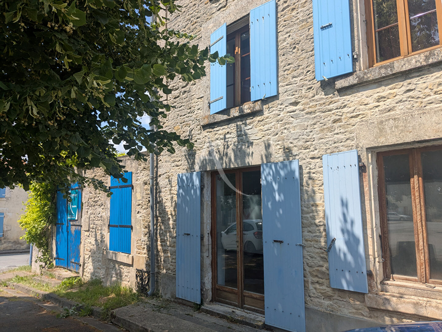 Agence immobilière de 
 L'Adresse  LAU DU MARAIS - L'ADRESSE MARANS 
