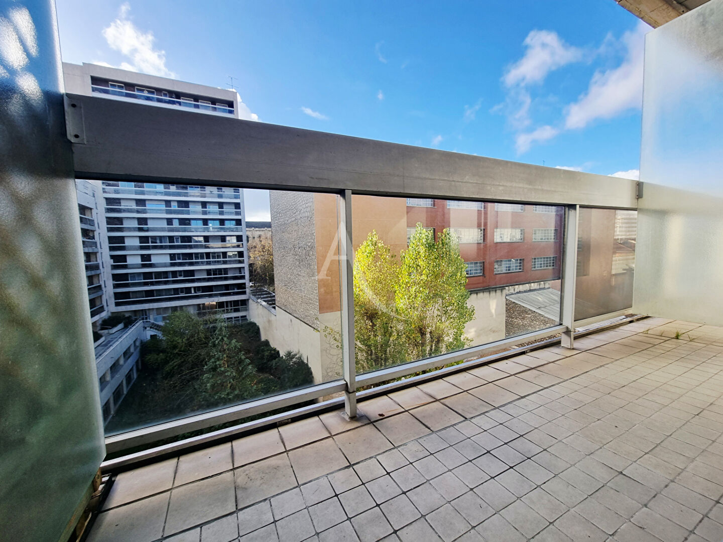 Photo lumineux studio avec balcon image 3/6