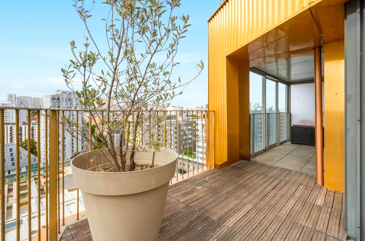 Photo 2 pièces avec immense terrasse image 4/6