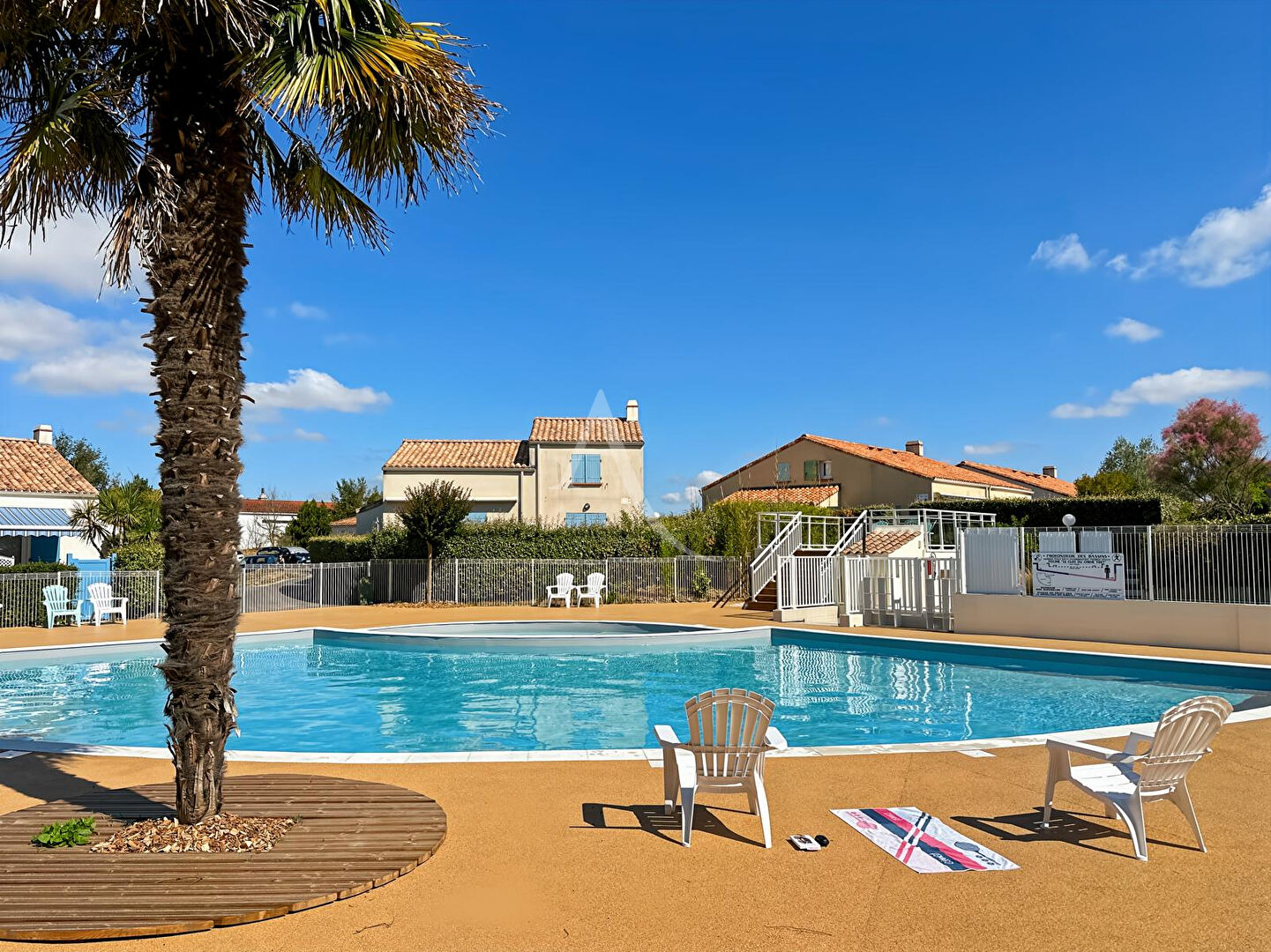 Photo Maison T2 mezzanine dans résidence avec piscine image 2/6