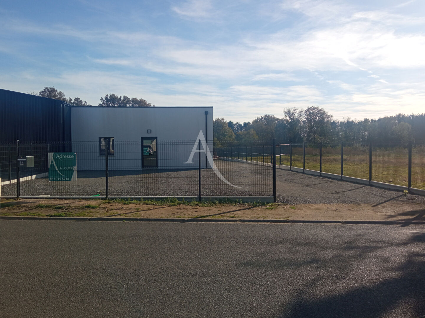 CHALLANS - A LOUER LOCAL ARTISANAL NEUF DE 100 m²