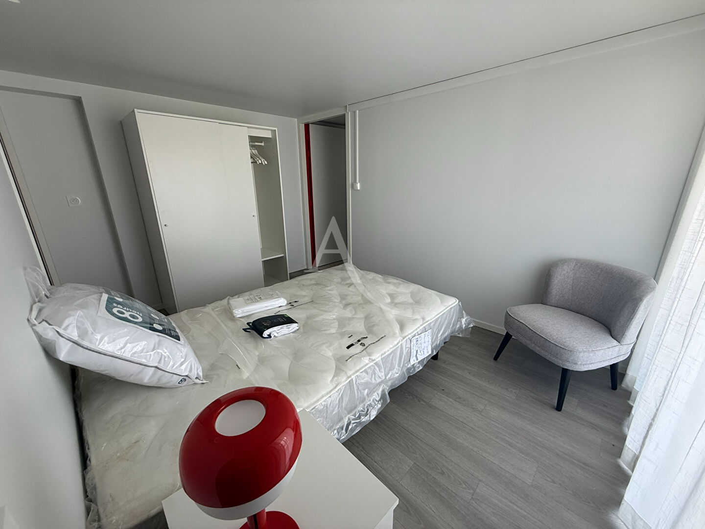 Challans, 1 chambre meublée, 1 bureau avec SDE privative et parties communes