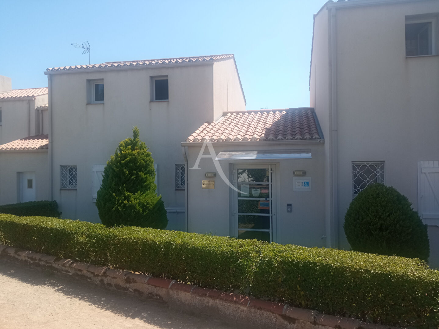 Photo Challans  - Médiathèque Local professionnel 98 m² image 1/6