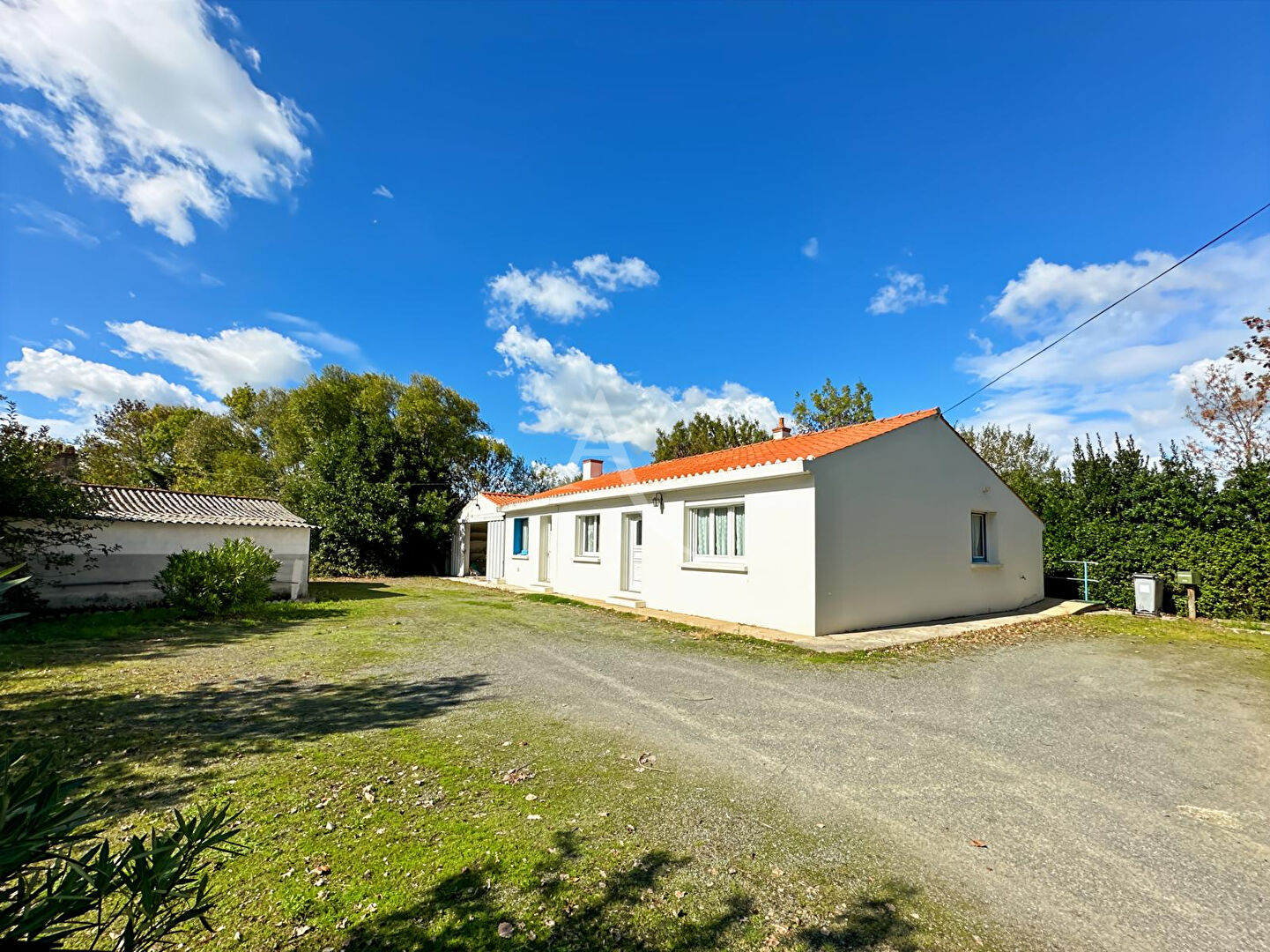 Ensemble immobilier - 1 maison + 1 longère à rénover + dépendances