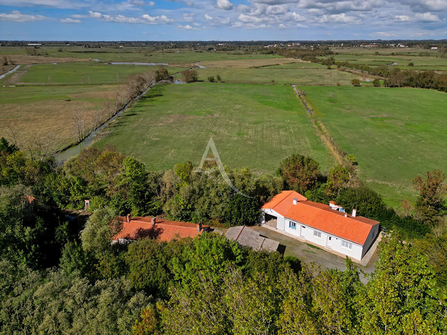 Photo Ensemble immobilier - 1 maison + 1 longère à rénover + dépendances image 2/6