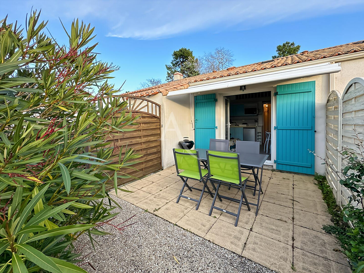 Photo Maison Studio alcôve + mezzanine dans résidence avec piscine image 2/6