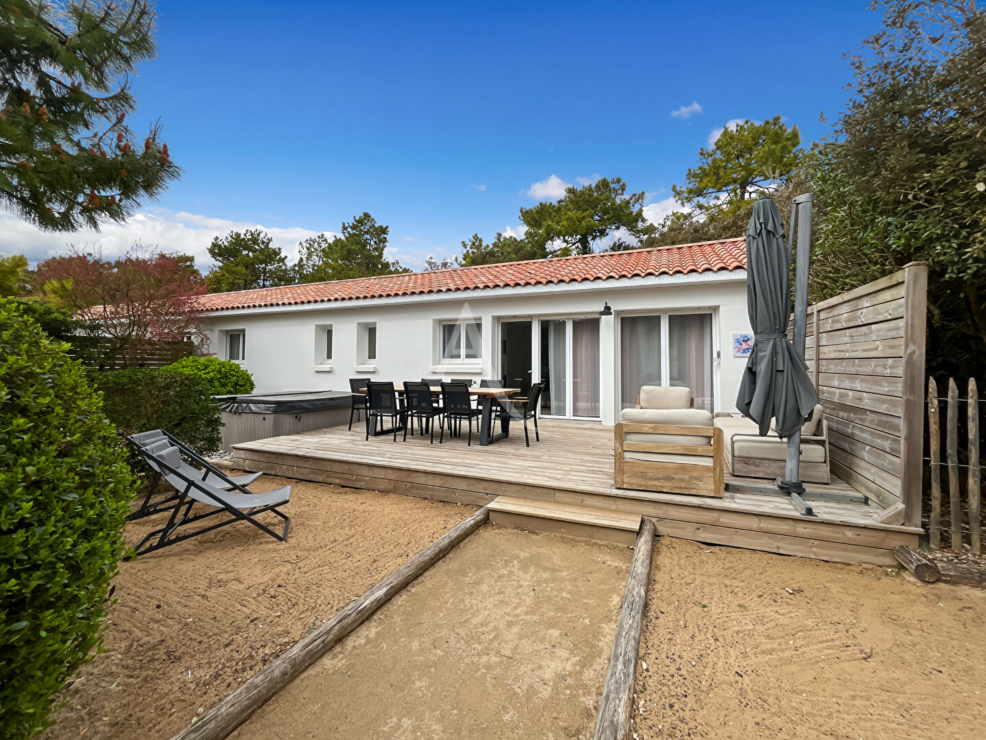 Agence immobilière de 
 L'Adresse Agence de l'Esplanade - L'ADRESSE NOTRE DAME DE MONTS 
