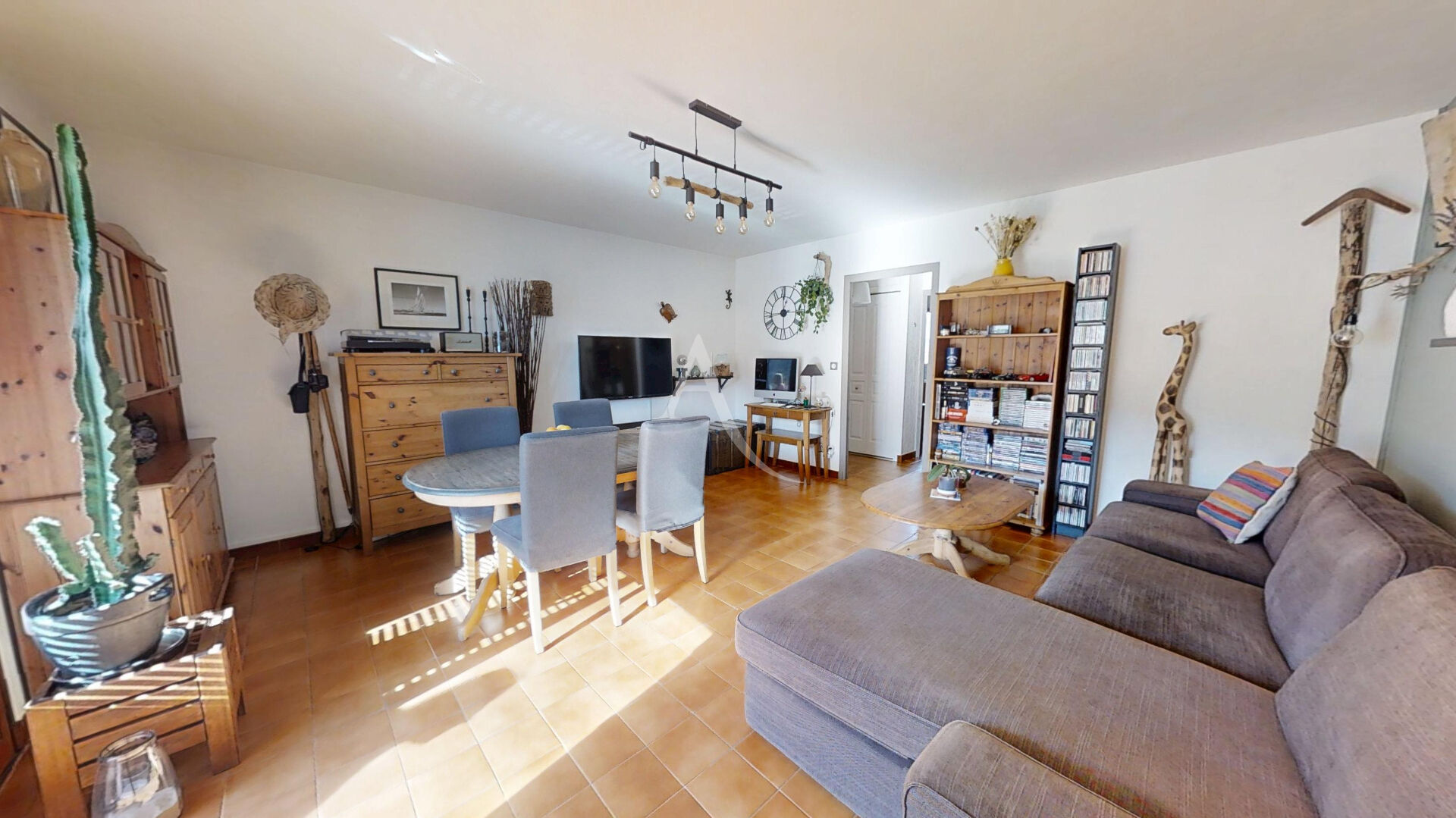 Photo Appartement lumineux avec vue dégagée, terrasse fermée plein sud, parking et cave image 1/5