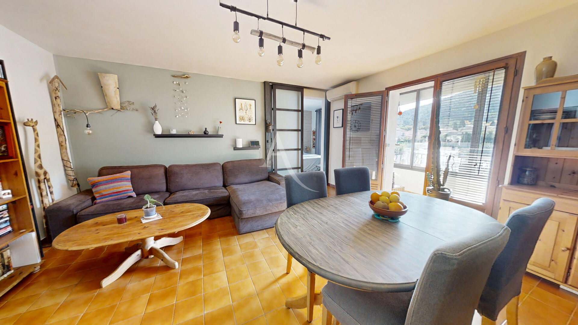 Photo Appartement lumineux avec vue dégagée, terrasse fermée plein sud, parking et cave image 3/5