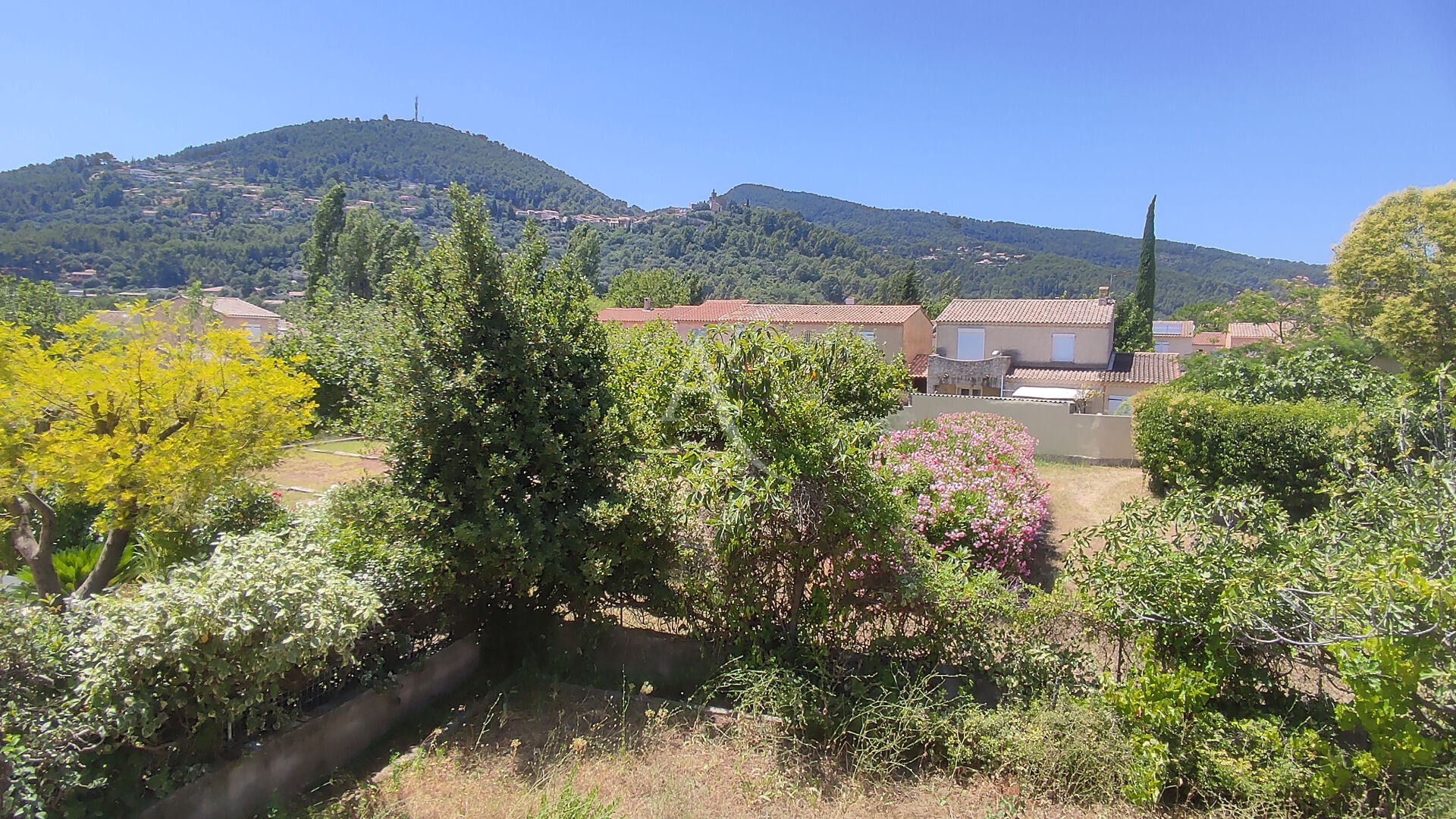 Photo SOLLIES-PONT : Maison 6 pièces sur terrain arboré de 289 m² avec garage. image 2/6
