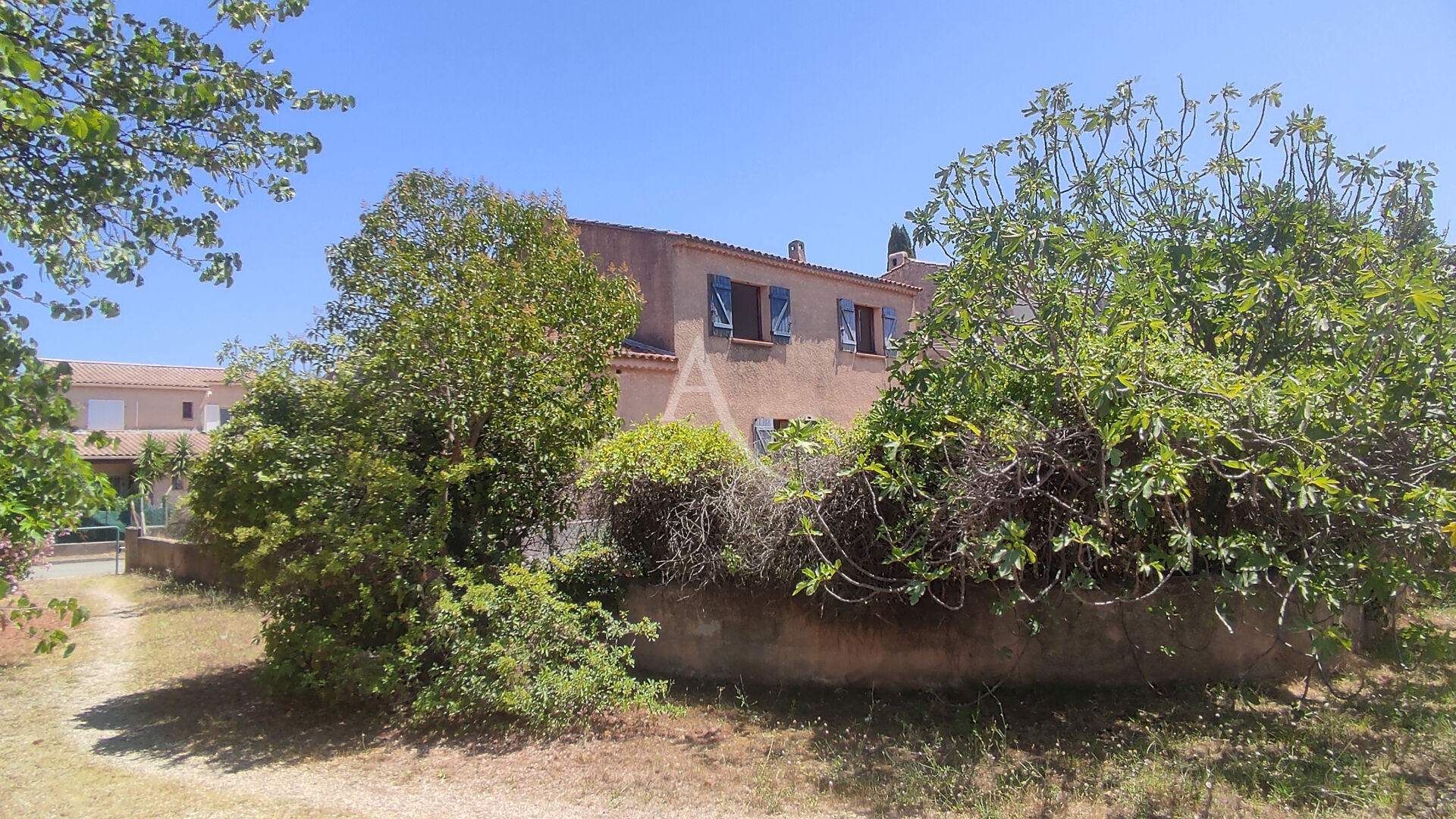 Photo SOLLIES-PONT : Maison 6 pièces sur terrain arboré de 289 m² avec garage. image 3/6