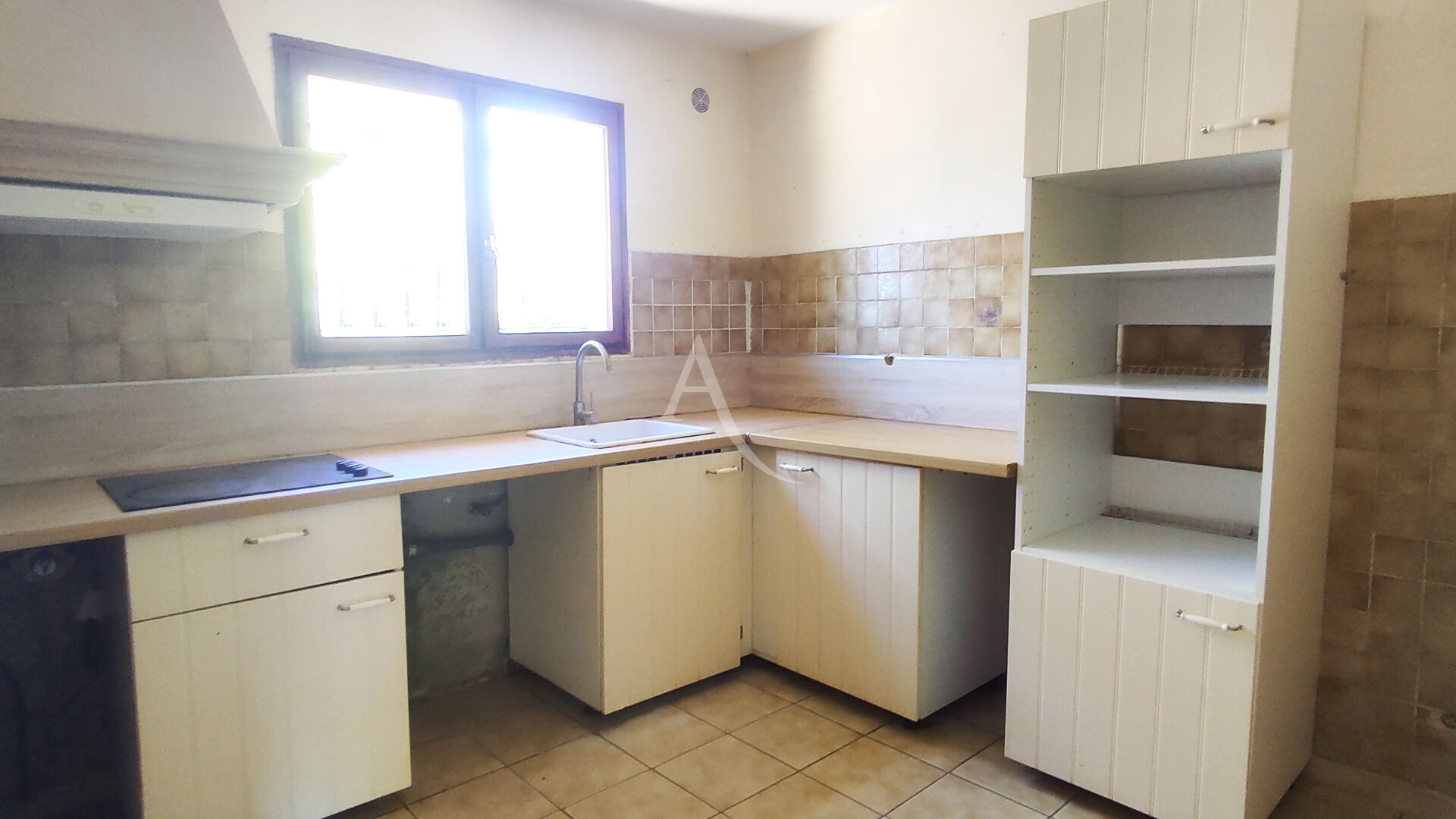 Photo SOLLIES-PONT : Maison 6 pièces sur terrain arboré de 289 m² avec garage. image 6/6