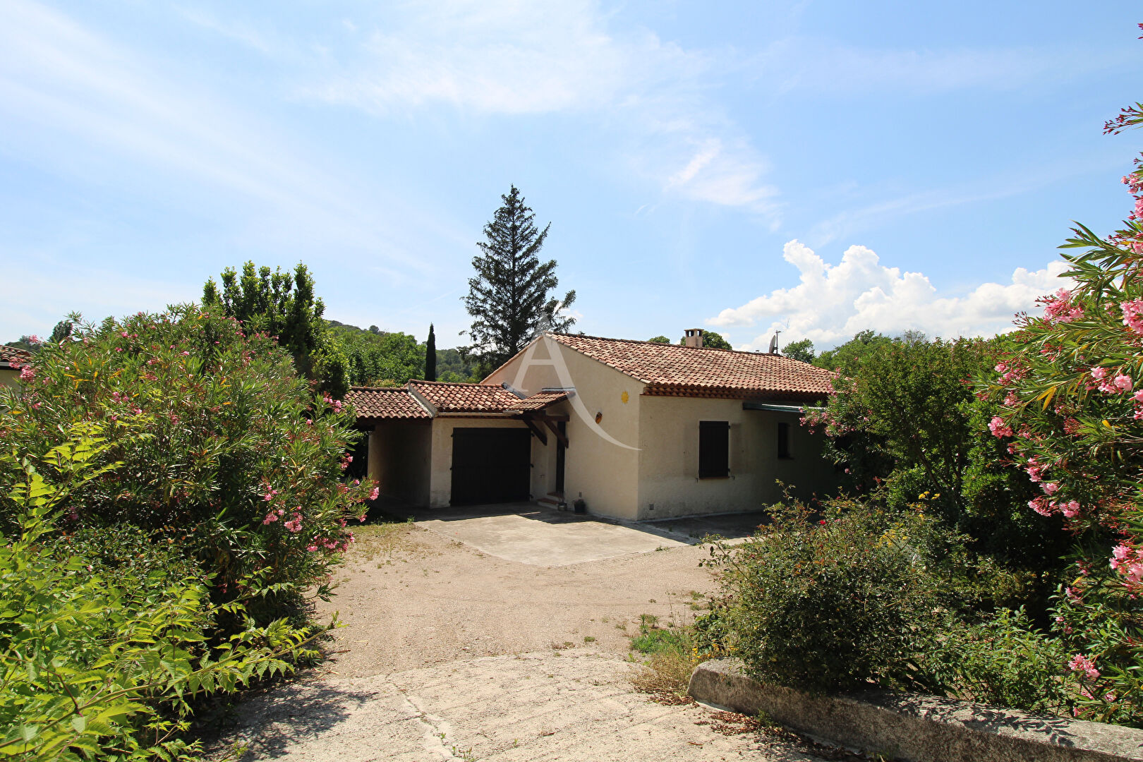 Photo PIERREFEU-DU-VAR : Maison T3 plain-pied  sur terrain plat de 2.299 m² en partie constructible image 2/6