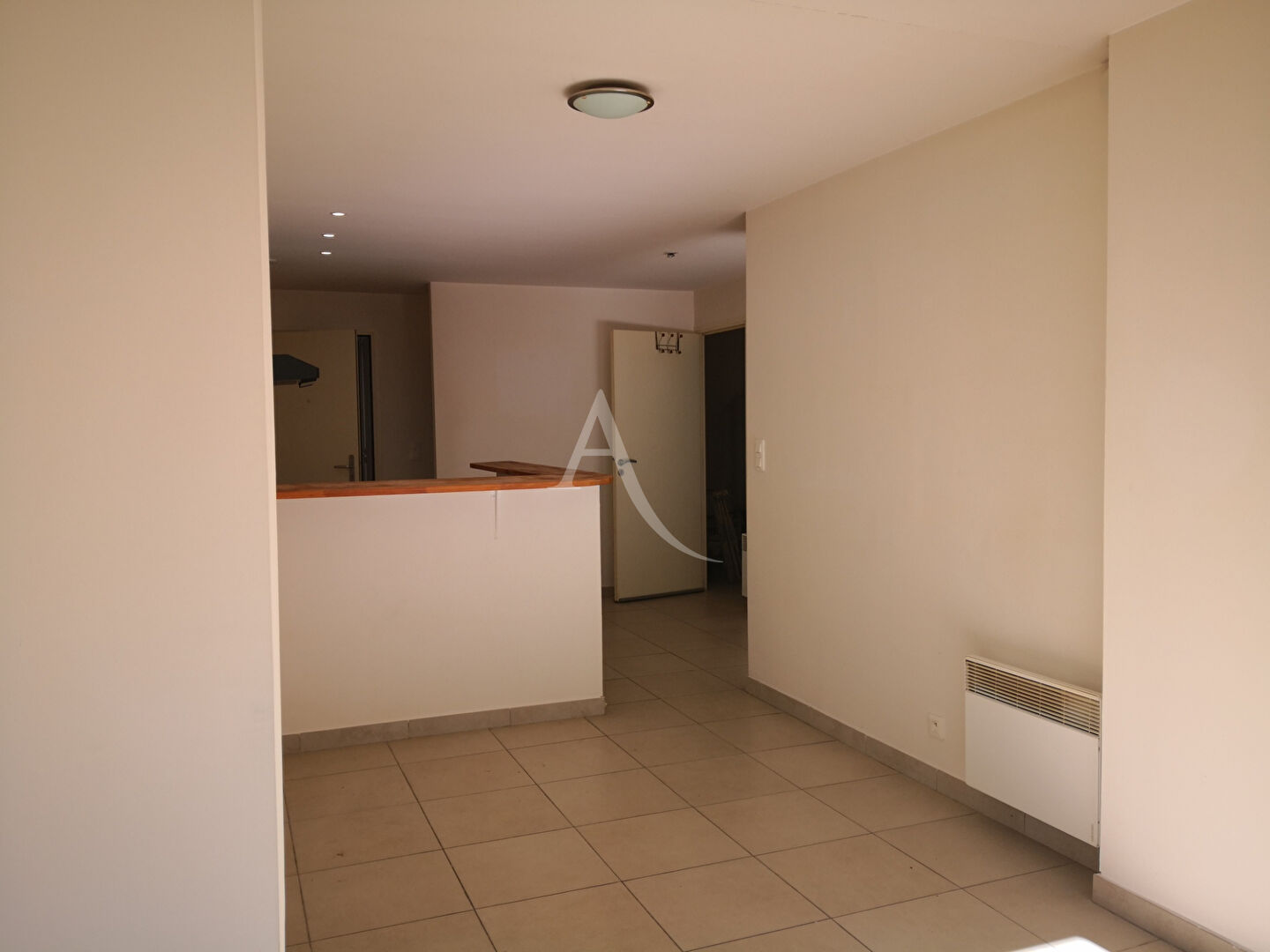 Photo Cuers Immeuble 5 appartements, un commerce image 3/6