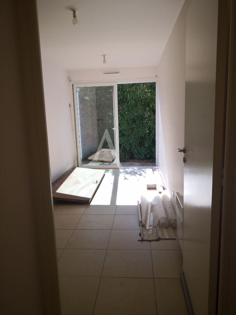 Photo Cuers Immeuble 5 appartements, un commerce image 4/6