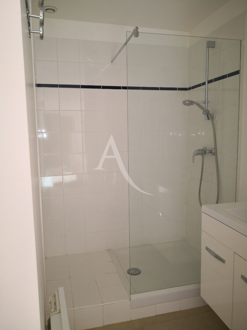 Photo Cuers Immeuble 5 appartements, un commerce image 6/6