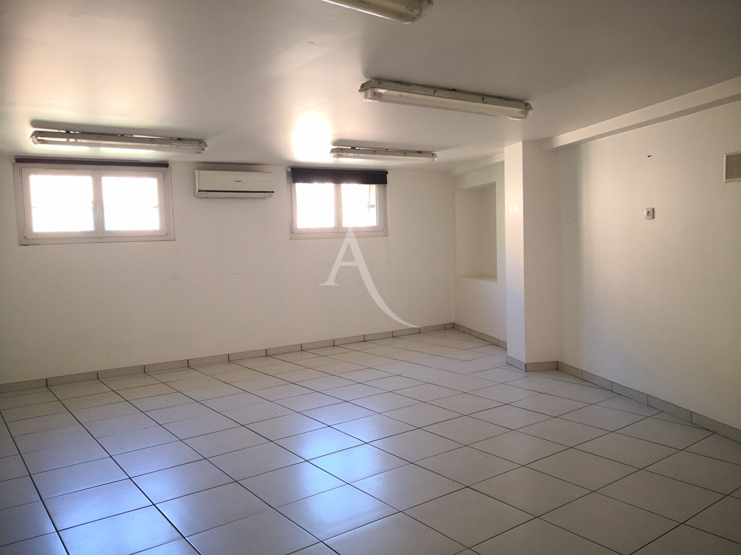 Photo Ollioules Local commercial 236 m2 image 2/5