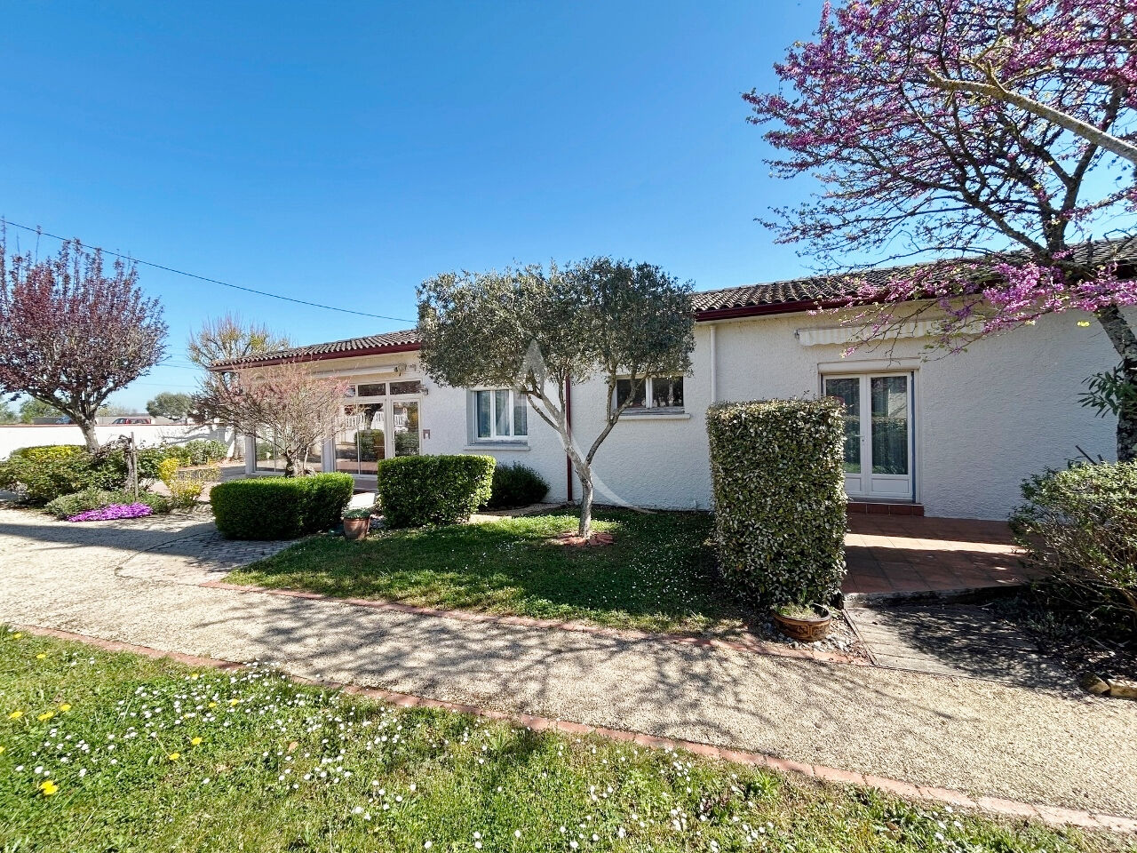 Maison 6 pièce(s) 176 m2 sur 1294 m² de terrain, avec piscine et  située hors couloir aérien