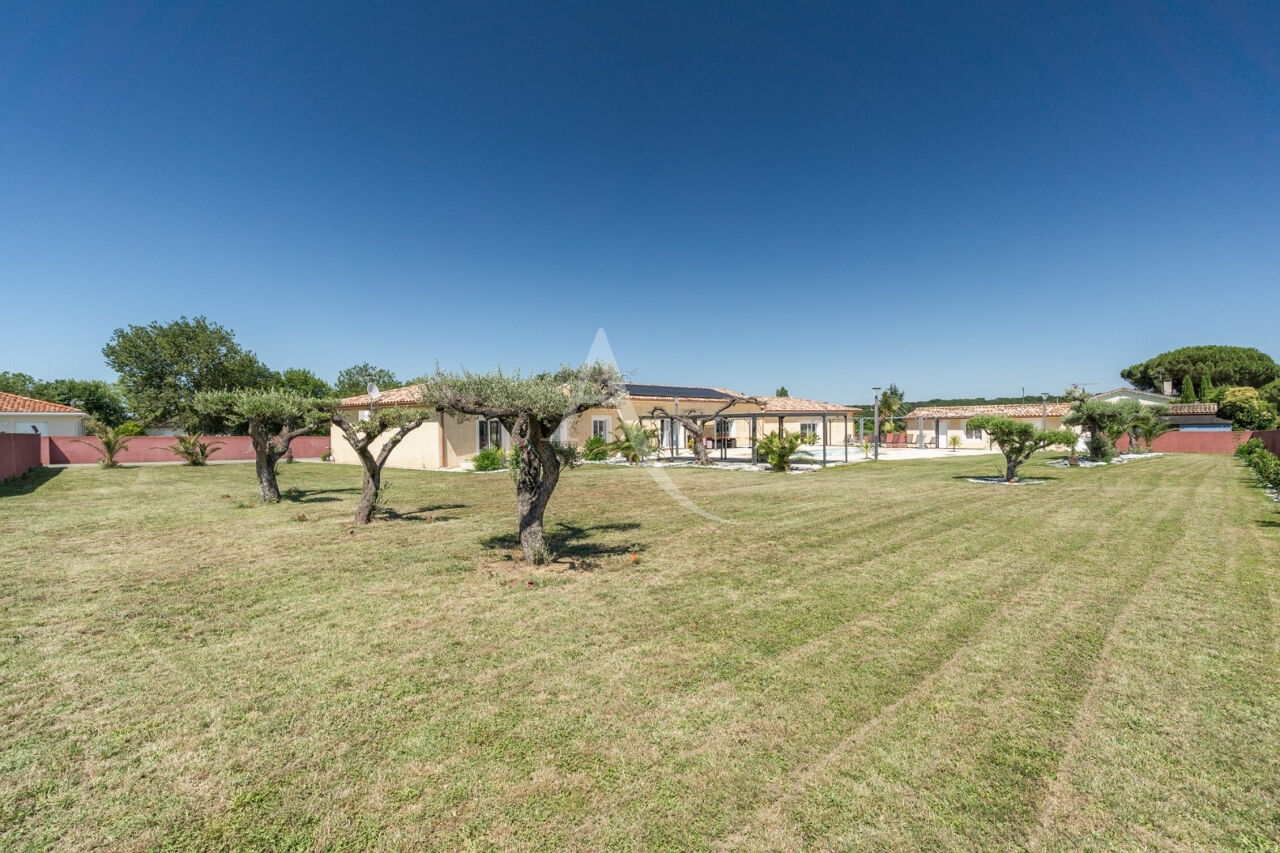 Photo Maison 7 pièce(s) + dépendance, avec piscine sur 7814 m² de terrain image 2/6