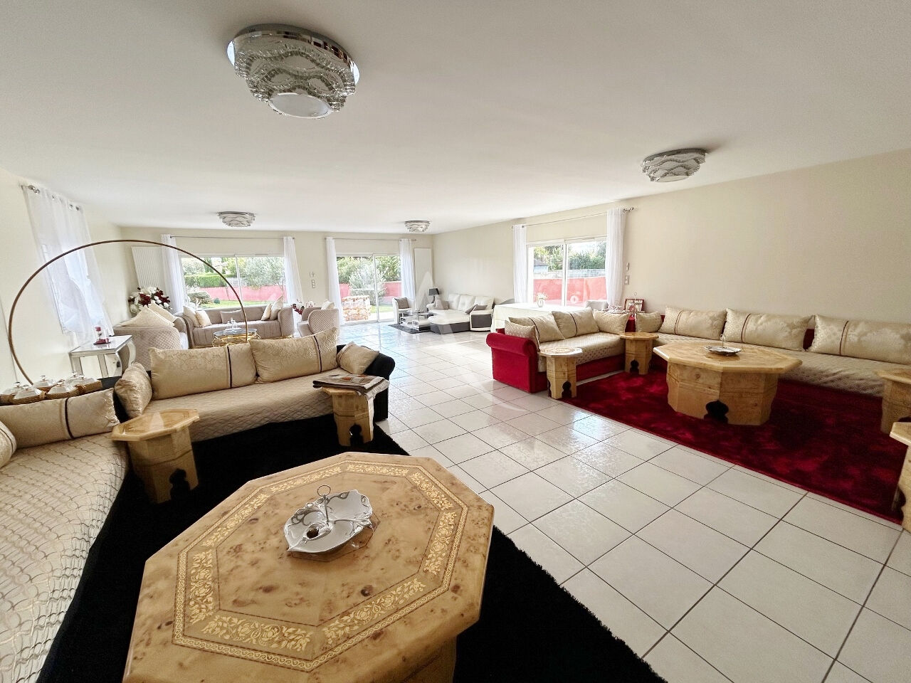 Photo Maison 7 pièce(s) + dépendance, avec piscine sur 7814 m² de terrain image 3/6