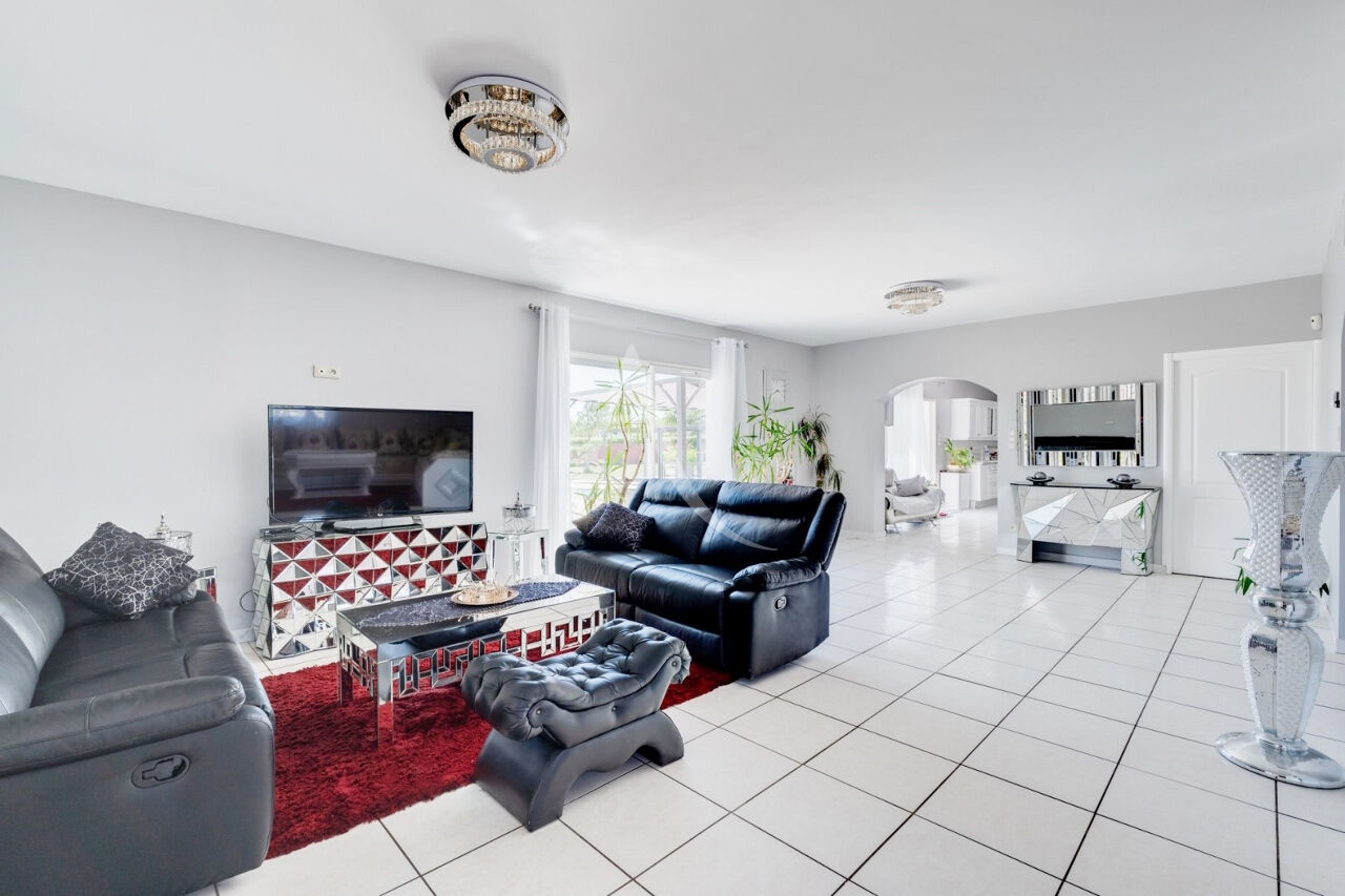 Photo Maison 7 pièce(s) + dépendance, avec piscine sur 7814 m² de terrain image 4/6