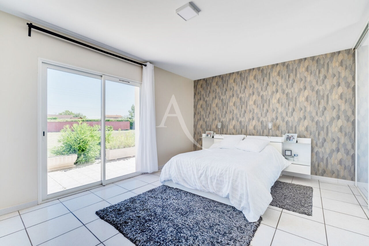 Photo Maison 7 pièce(s) + dépendance, avec piscine sur 7814 m² de terrain image 6/6