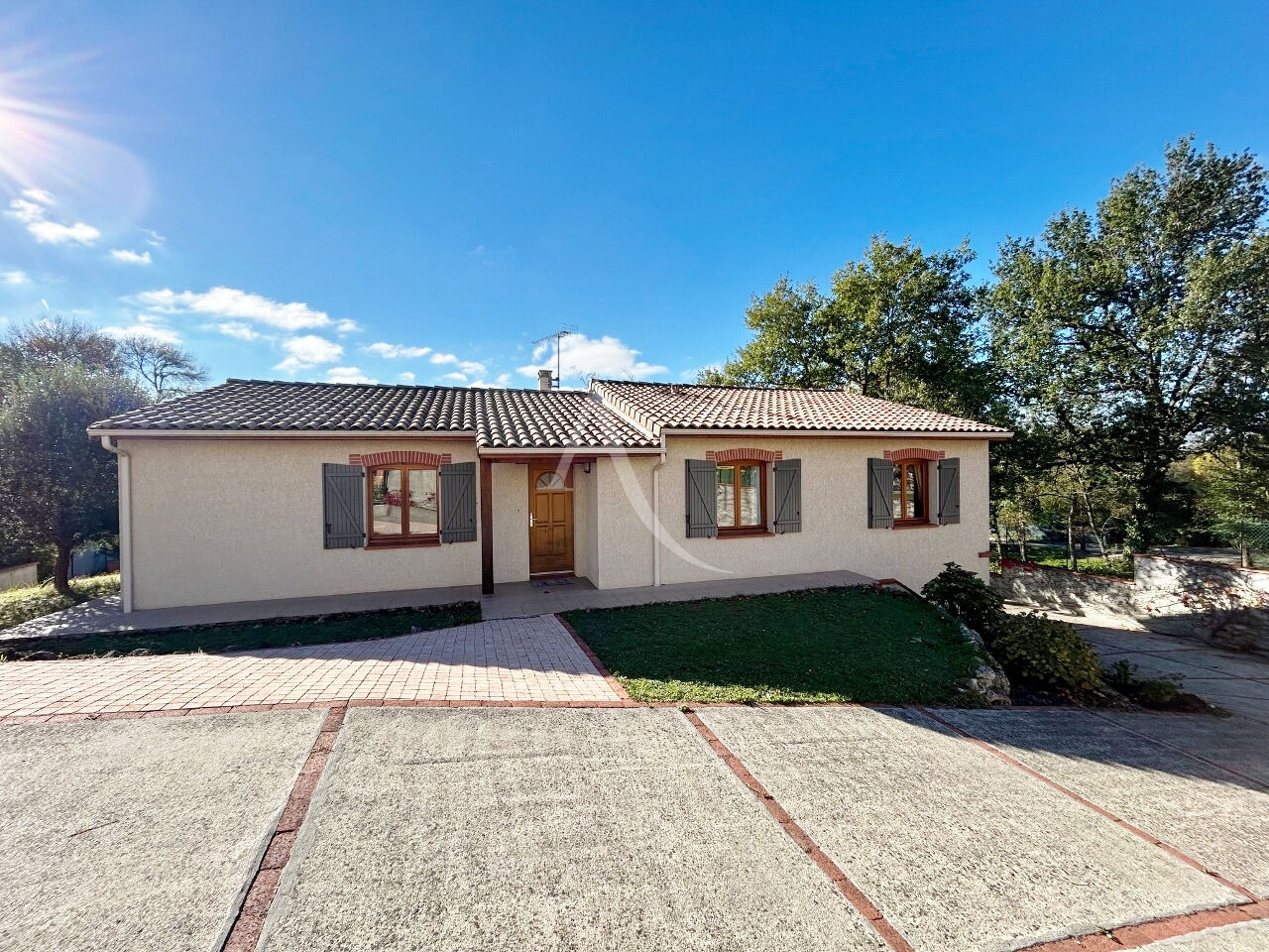 Photo Maison 5 pièce(s) 124 m2 avec piscine et sous-sol sur 1600m² de terrain image 1/6