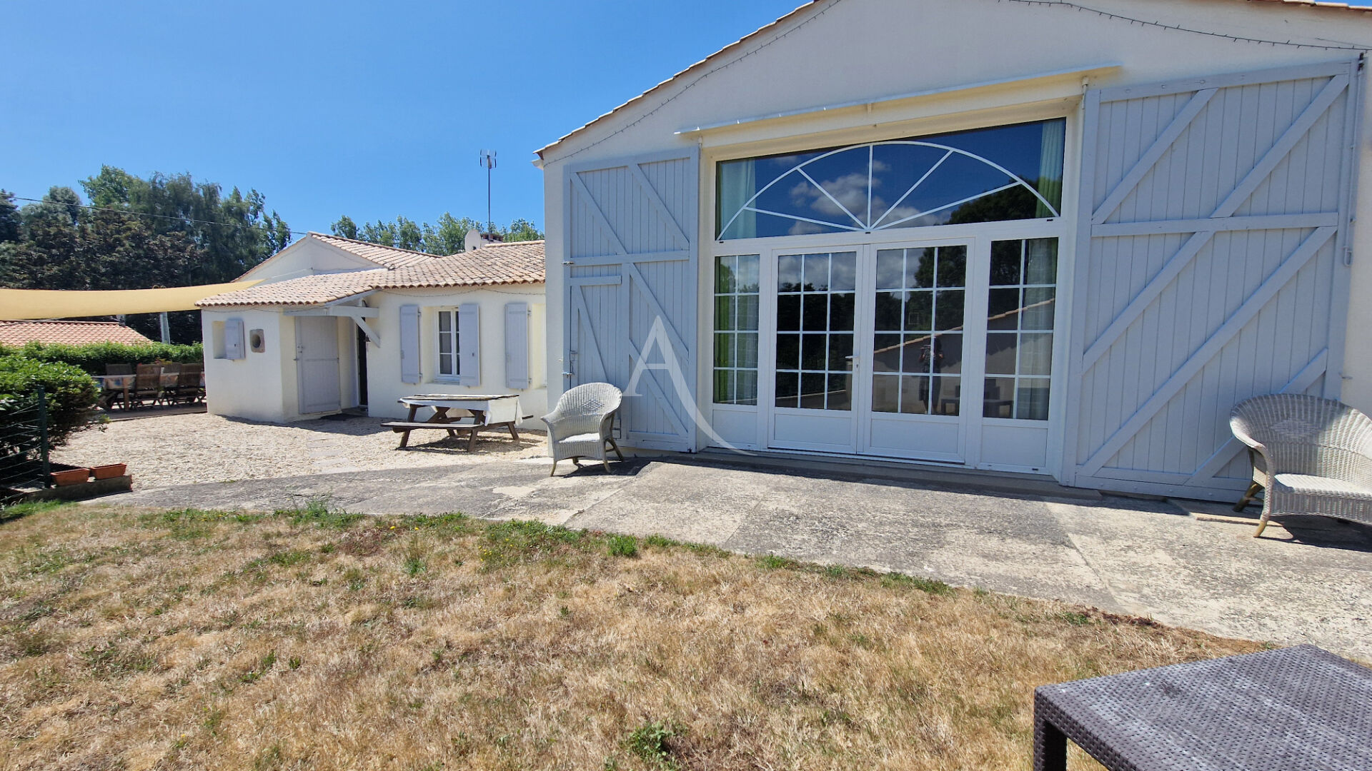 Maison familiale avec gîte, piscine et jardin paysagé