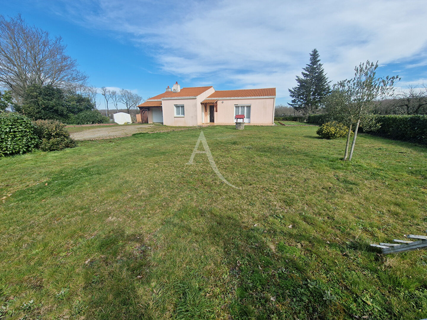Maison avec beau terrain sur Poiroux