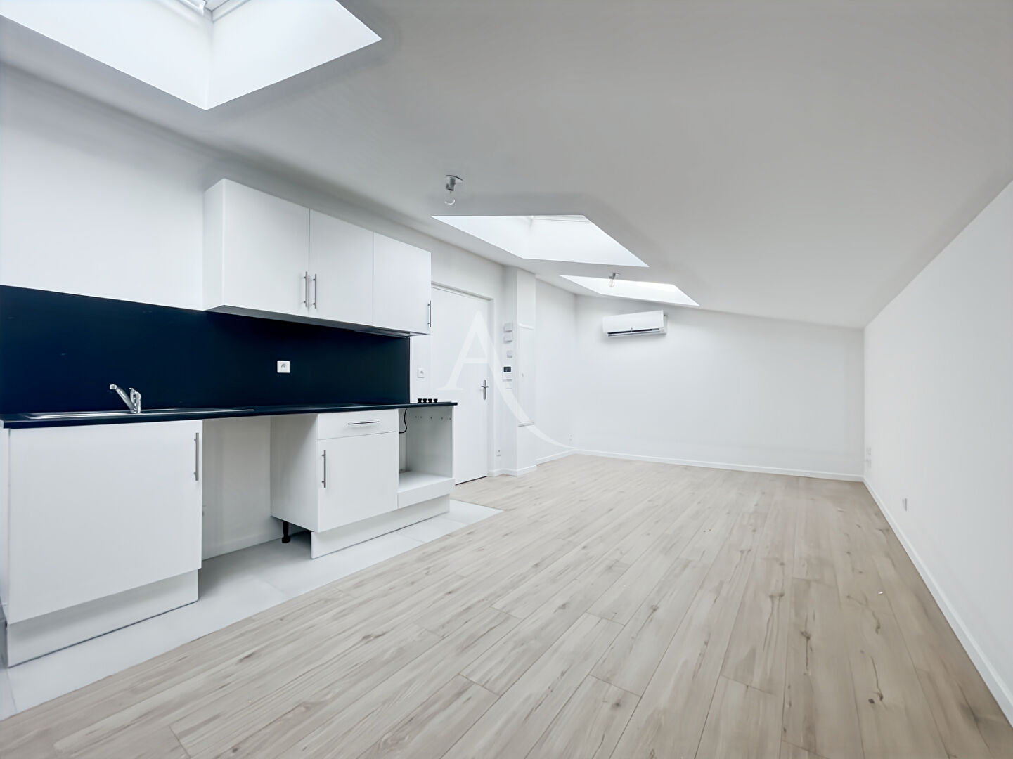 Photo STUDIO LUMINEUX REFAIT A NEUF DANS LE CENTRE-VILLE image 1/3