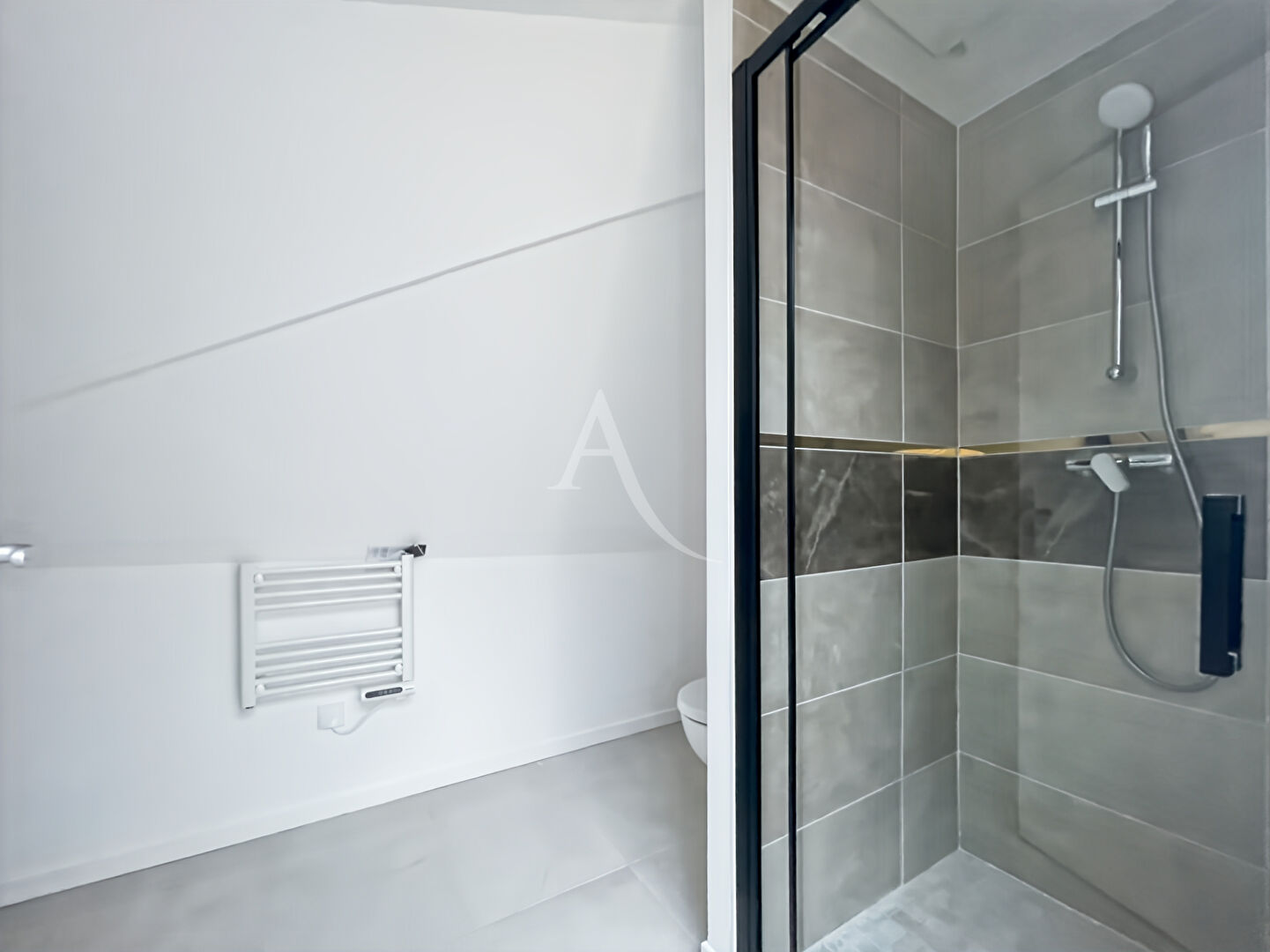 Photo STUDIO LUMINEUX REFAIT A NEUF DANS LE CENTRE-VILLE image 2/3