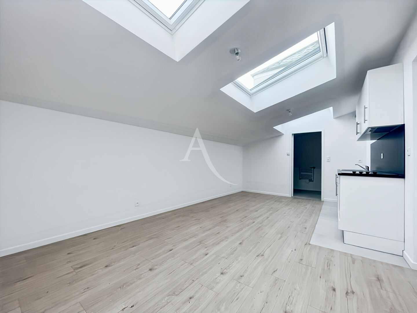 Photo STUDIO LUMINEUX REFAIT A NEUF DANS LE CENTRE-VILLE image 3/3