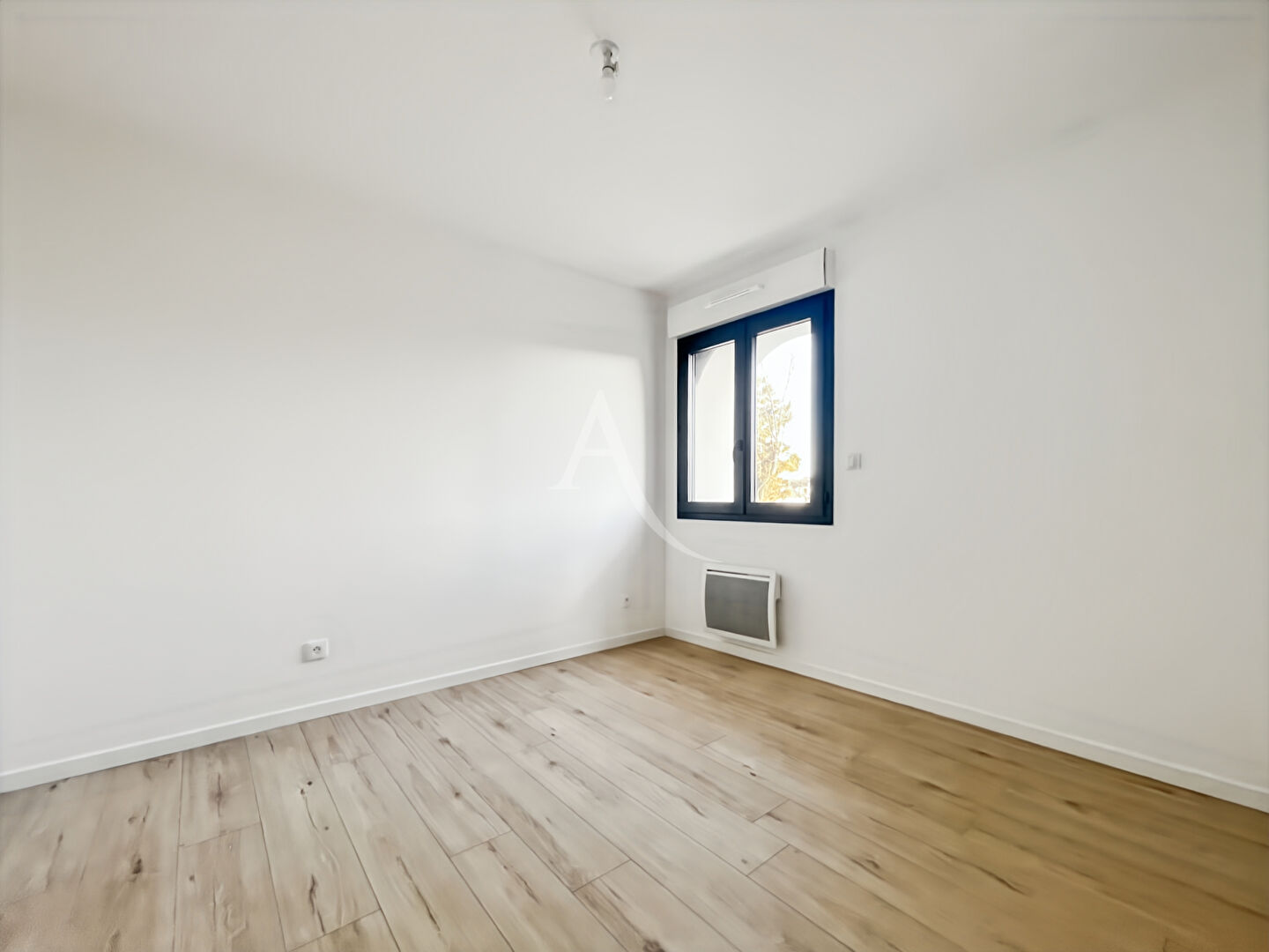 Photo APPARTEMENT 2PIECES REFAIT A NEUF VUE SUR MONUMENT CENTRE-VILLE image 3/4