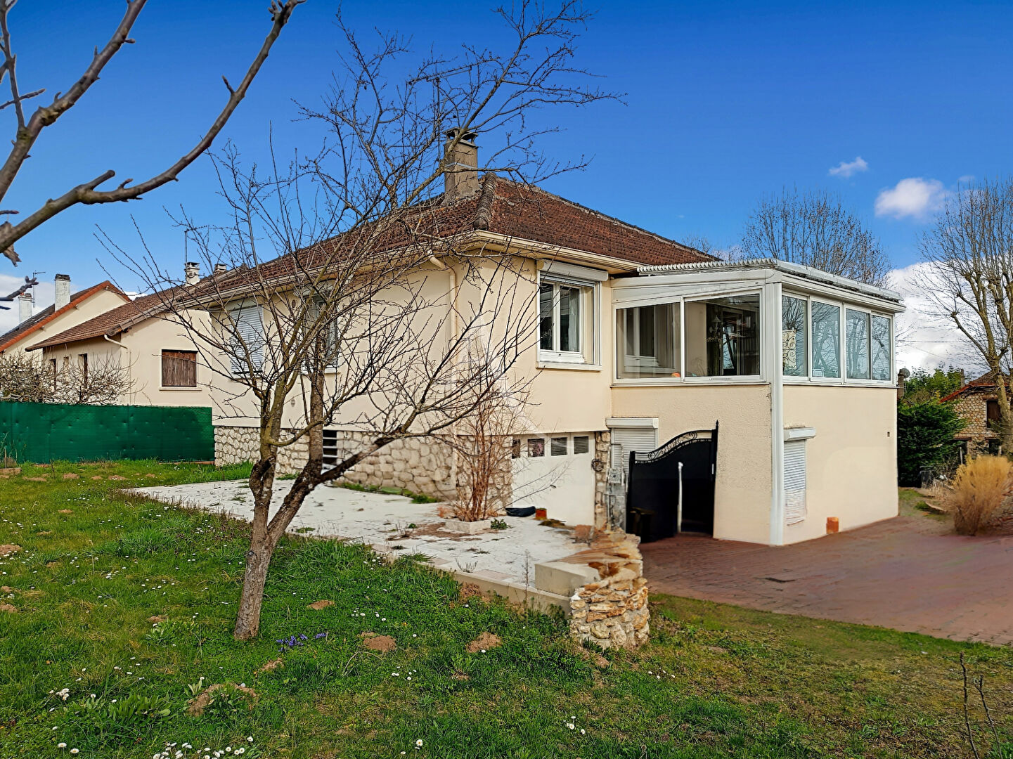 Maison élevée sur sous-sol à ETRECHY