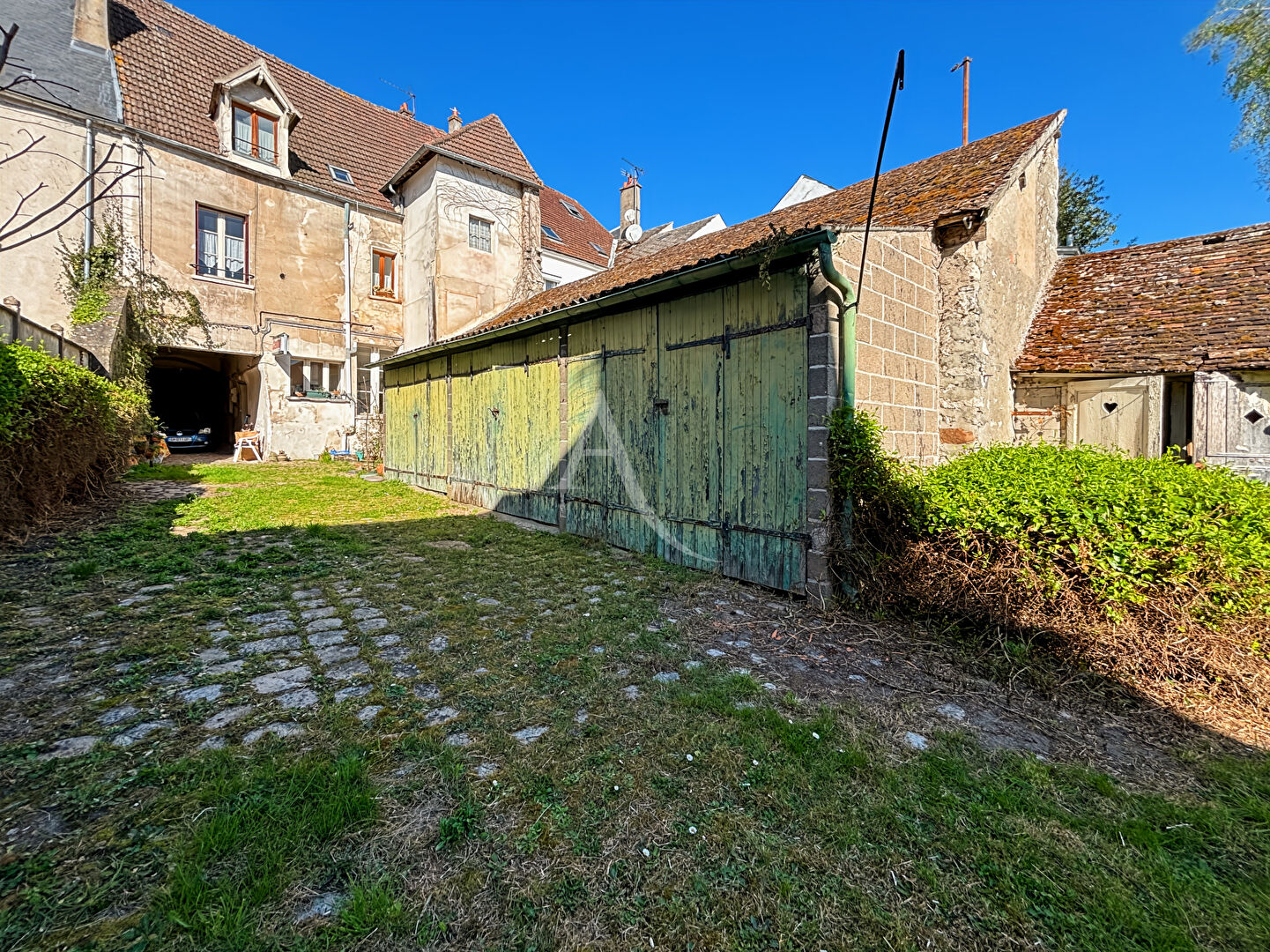 Maison sur 3 niveaux dans le centre-ville d'ETAMPES