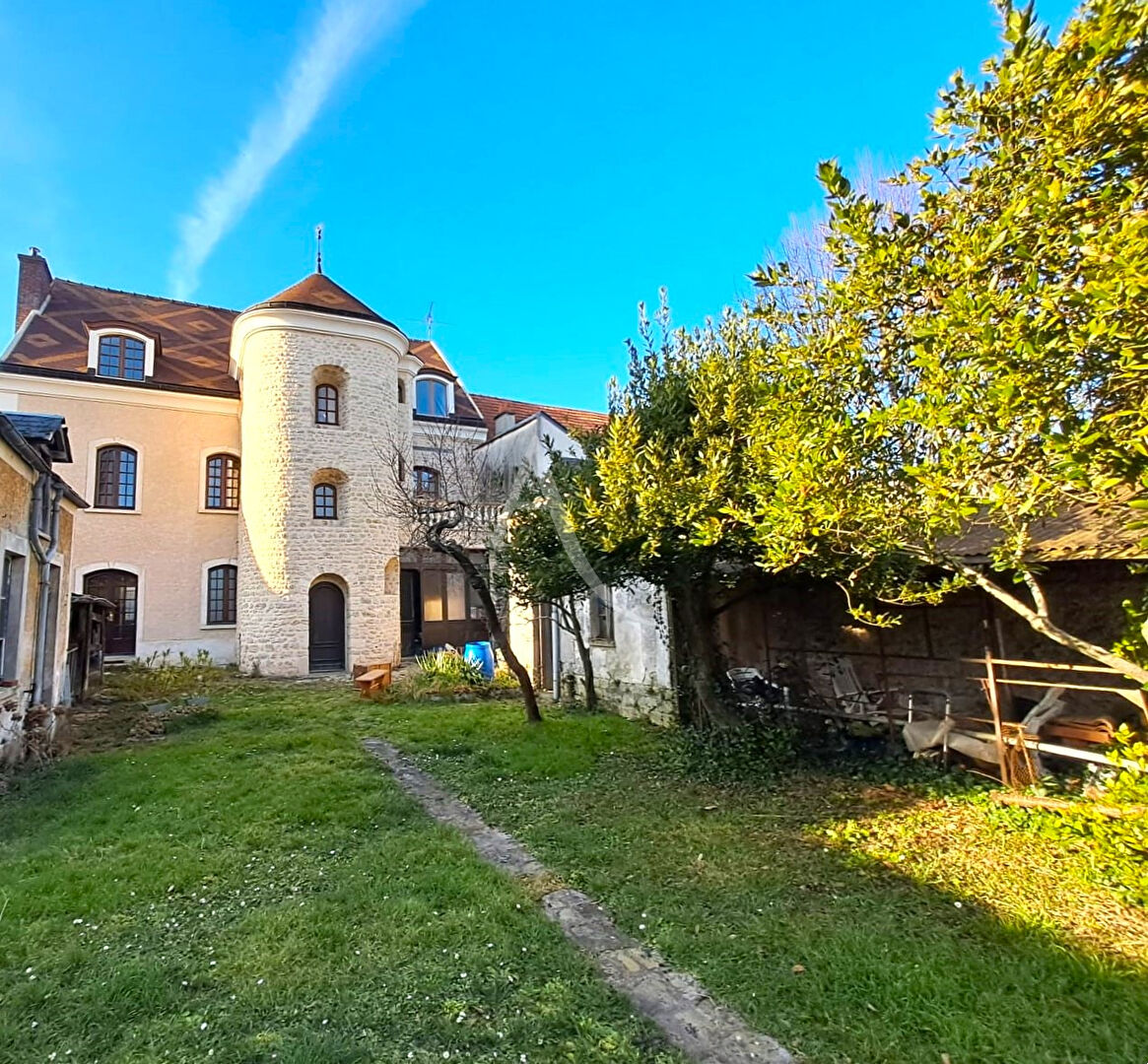 MAISON DE VILLE  AVEC CHARME ET BEAUX VOLUMES SUR ETAMPES