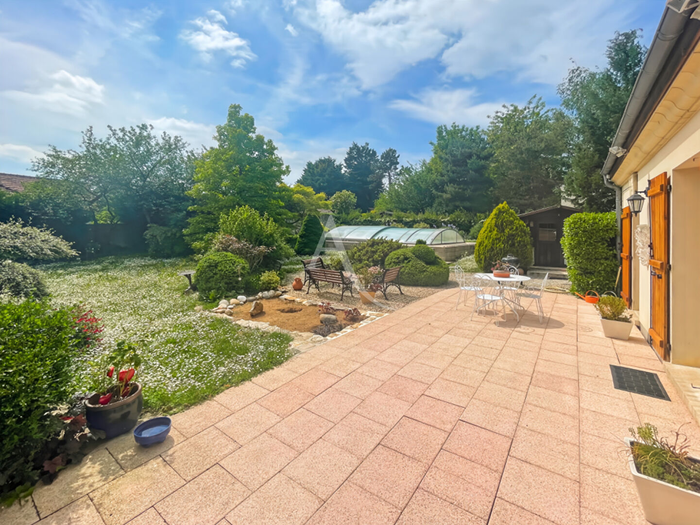 Photo Maison avec piscine creusée et jardin paysagé image 2/6