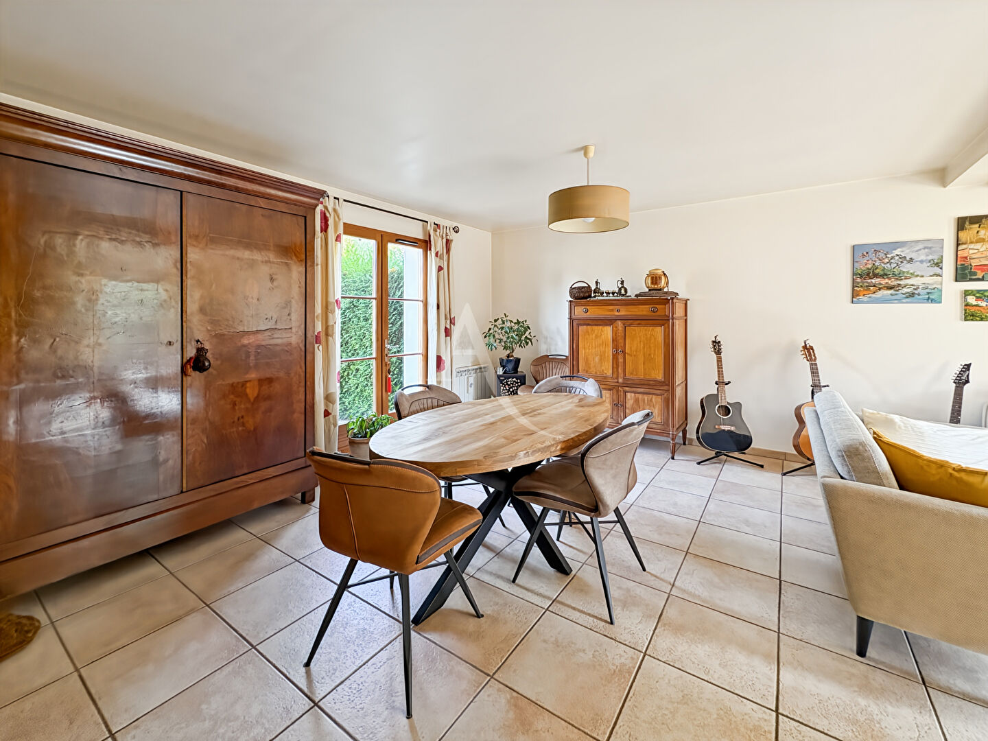 Photo Maison avec piscine creusée et jardin paysagé image 3/6