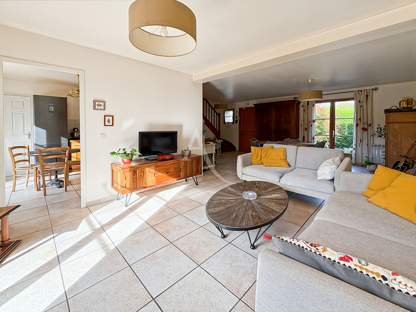 Photo Maison avec piscine creusée et jardin paysagé image 4/6