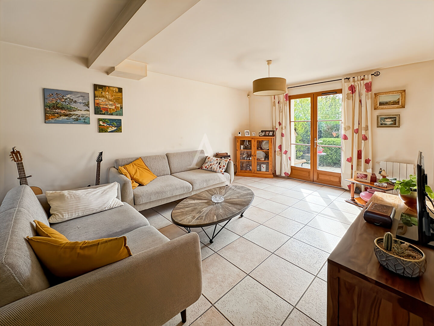 Photo Maison avec piscine creusée et jardin paysagé image 5/6