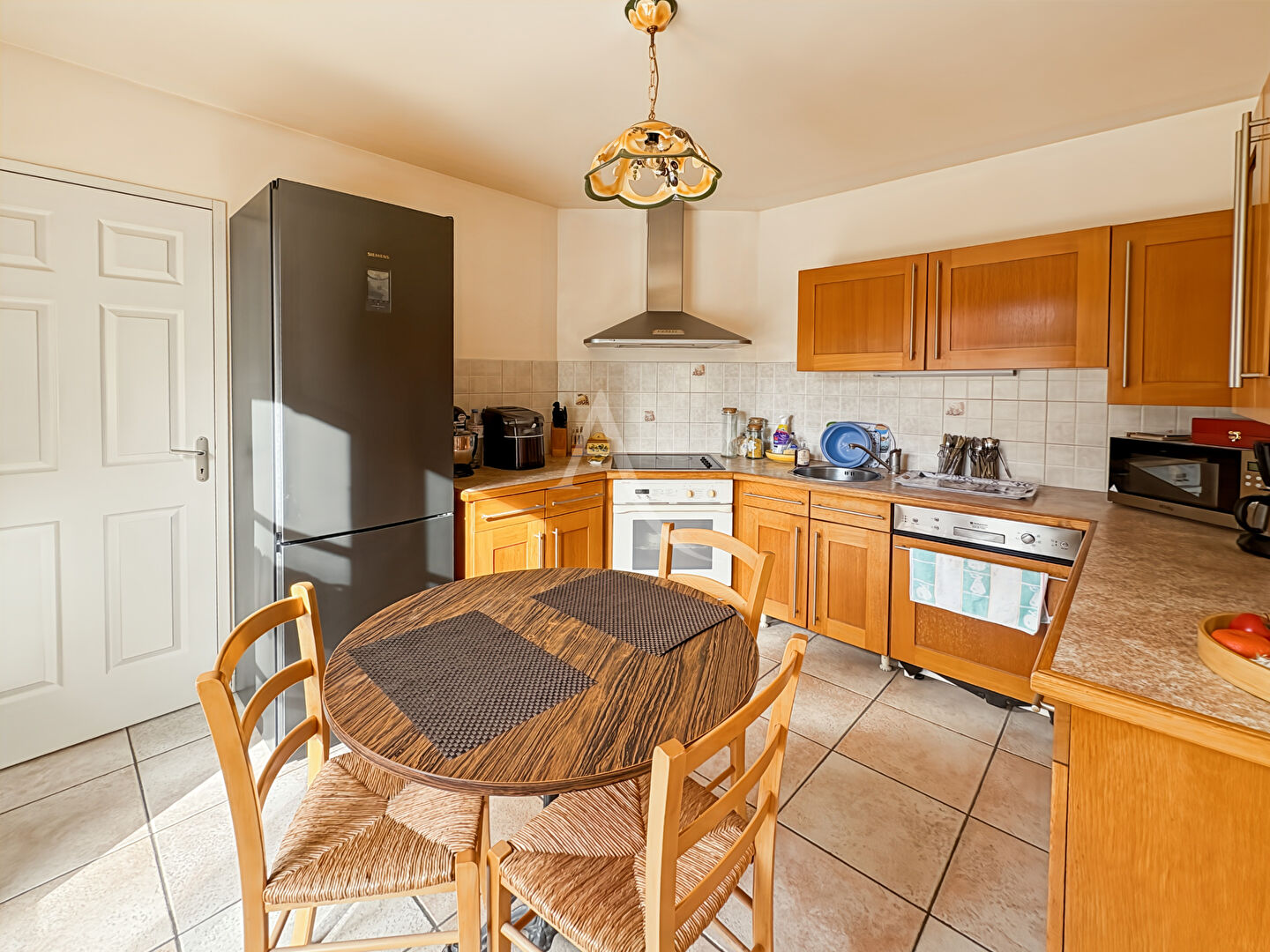 Photo Maison avec piscine creusée et jardin paysagé image 6/6