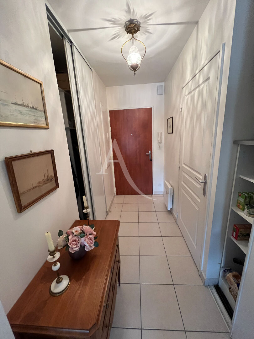 Photo CHATEAU RENAULT - APPT T2 image 2/6