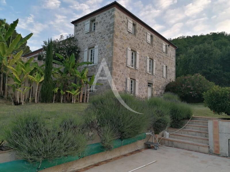 Belle propriété dans un havre de verdure.