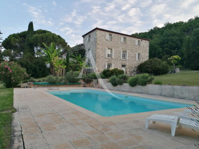 Photo Belle propriété dans un havre de verdure. image 2/6