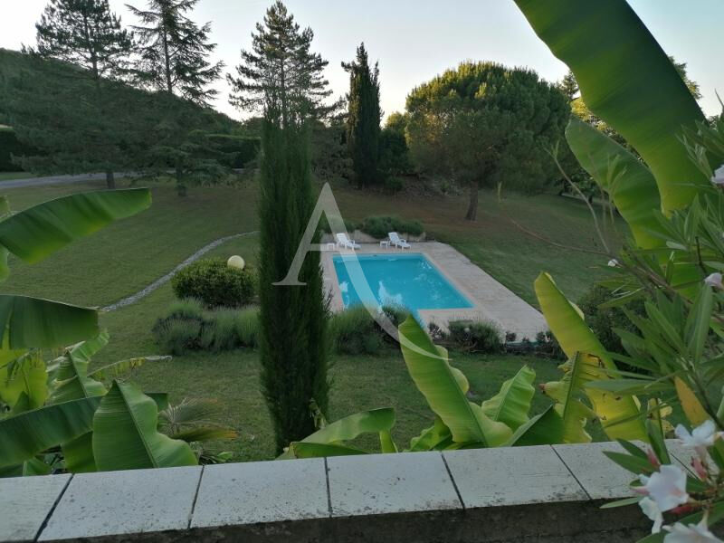 Photo Belle propriété dans un havre de verdure. image 3/6