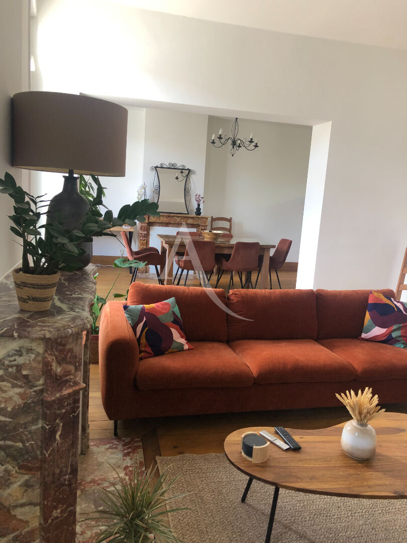 Maison de ville avec beaux volumes proche passerelle