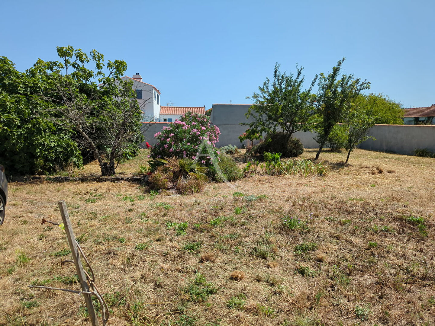 Photo Terrain à bâtir avec garage et dépendance proche forêt, plage et centre. image 1/6