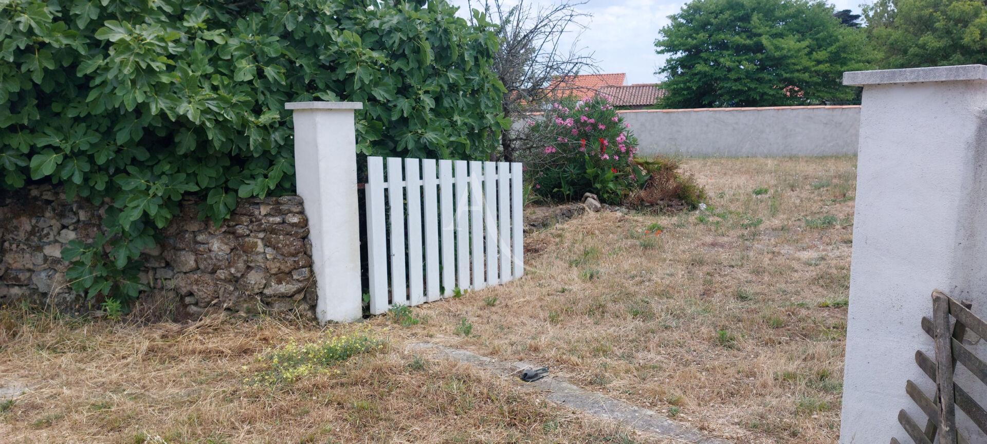 Photo Terrain à bâtir avec garage et dépendance proche forêt, plage et centre. image 2/6