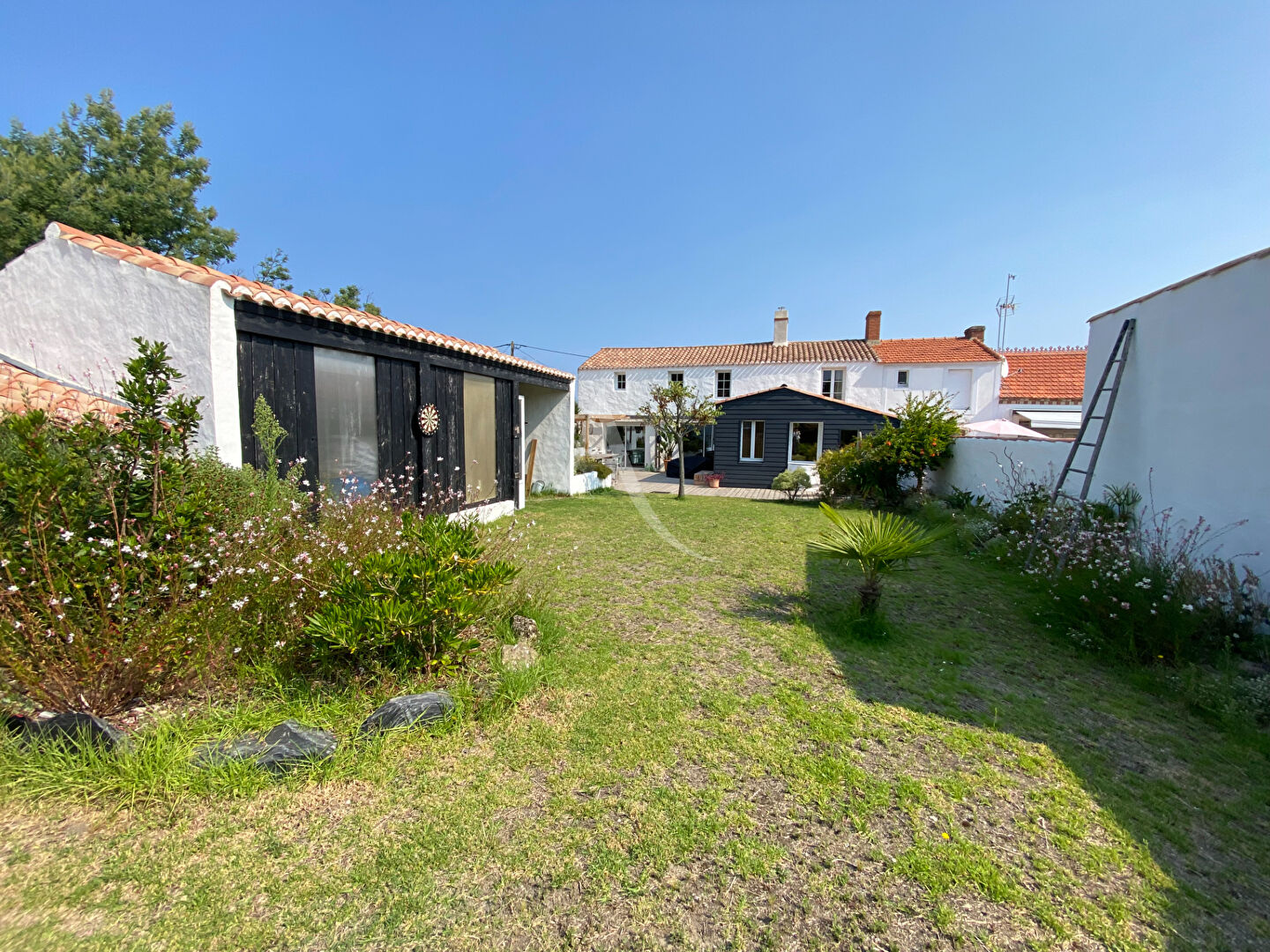 Jolie batîsse du 19ème siècle  proche plage et port