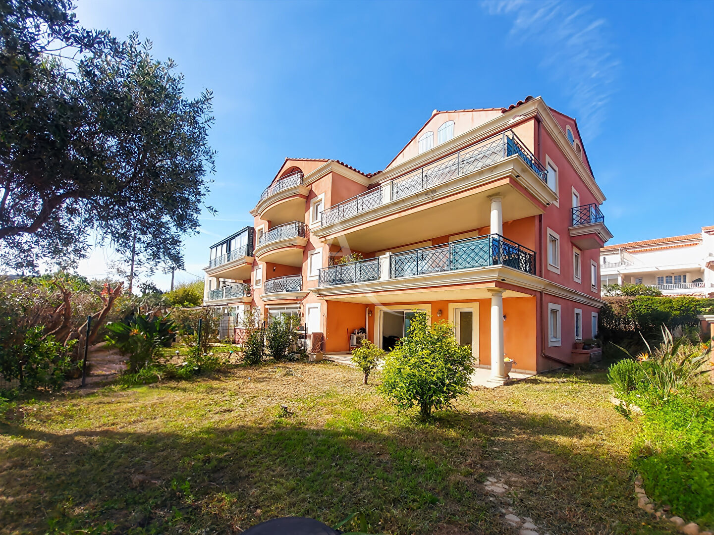 Photo CARQUEIRANNE GRAND APPARTEMENT AVEC TERRASSE ET JARDIN ! image 2/5